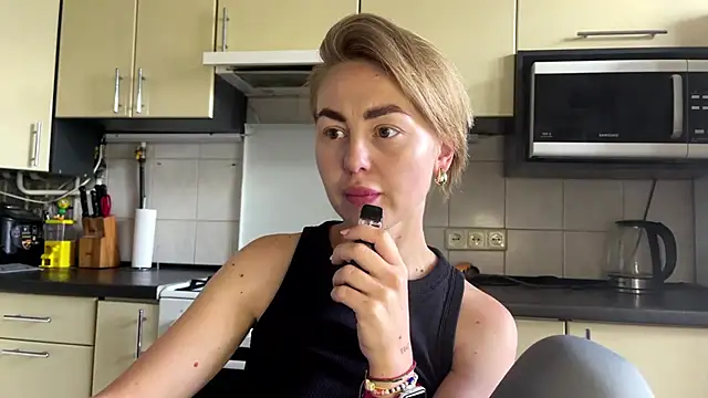 Snapshot of MartaLuna_ chatting on 07/11/26, 10:59 MartaLuna online show from 07/11/26, 10:59