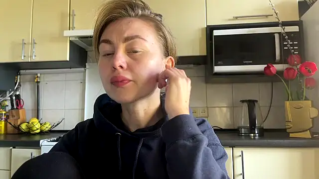 Snapshot of MartaLuna_ chatting on 04/17/26, 11:46 MartaLuna online show from 04/17/26, 11:46