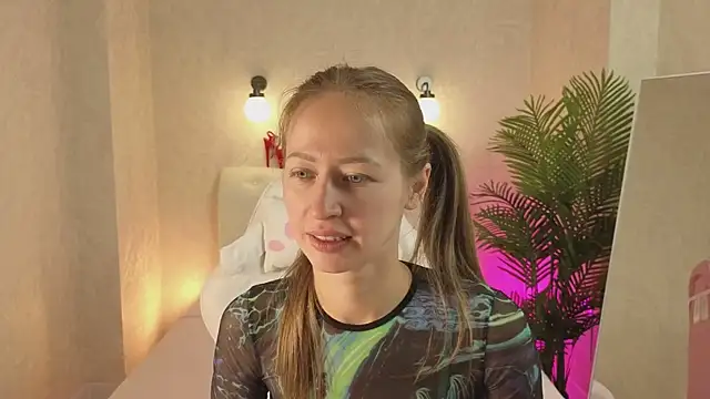 bella li   online show from 10/04/25, 01:29