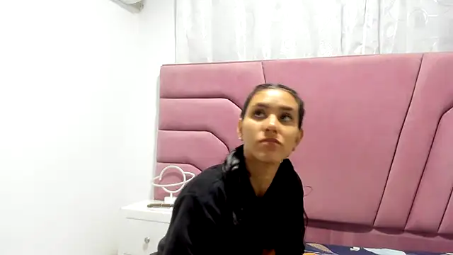 miajhonsonx online show from 10/13/25, 12:18