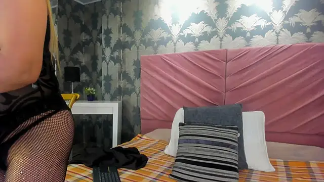 Snapshot of VictoriaQueen_Fg chatting on 10/20/25, 12:49 VictoriaQueen Fg online show from 10/20/25, 12:49
