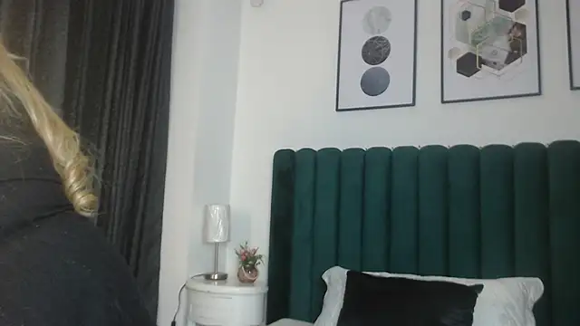 Snapshot of VictoriaQueen_Fg chatting on 10/02/25, 12:41 VictoriaQueen Fg online show from 10/02/25, 12:41