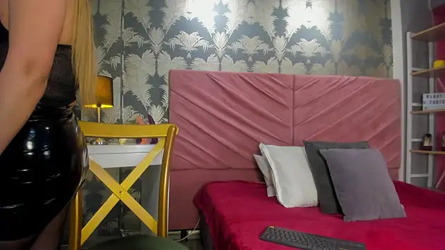 Snapshot of VictoriaQueen_Fg chatting on 11/05/25, 12:52 VictoriaQueen Fg online show from 11/05/25, 12:52