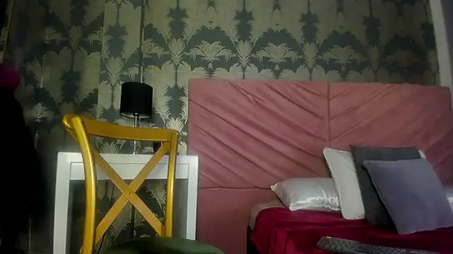 Snapshot of VictoriaQueen_Fg chatting on 12/03/25, 07:35 VictoriaQueen Fg online show from 12/03/25, 07:35