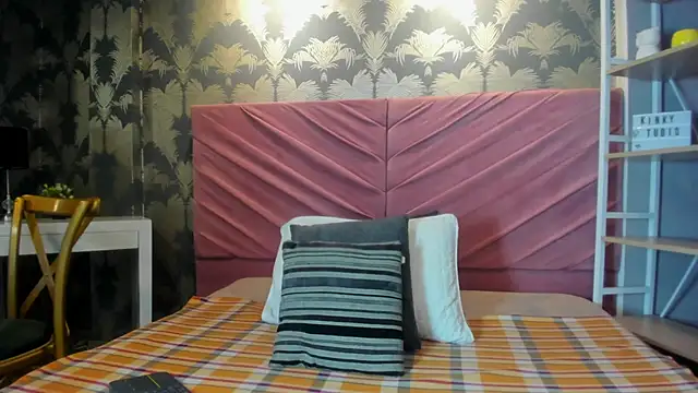 Snapshot of VictoriaQueen_Fg chatting on 10/21/25, 01:32 VictoriaQueen Fg online show from 10/21/25, 01:32