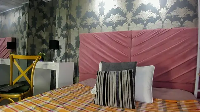 Snapshot of VictoriaQueen_Fg chatting on 10/23/25, 12:59 VictoriaQueen Fg online show from 10/23/25, 12:59