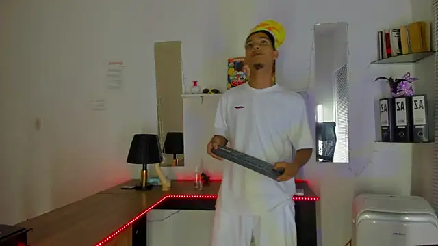 Snapshot of xxKamadevaxx chatting on 11/19/25, 01:00 xxKamadevaxx online show from 11/19/25, 01:00