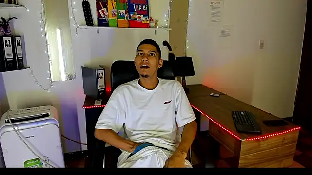 Snapshot of xxKamadevaxx chatting on 11/25/25, 12:38 xxKamadevaxx online show from 11/25/25, 12:38