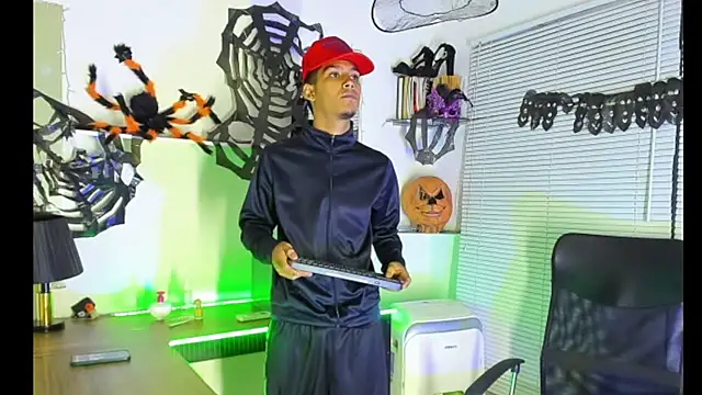 Snapshot of xxKamadevaxx chatting on 10/12/25, 01:23 xxKamadevaxx online show from 10/12/25, 01:23