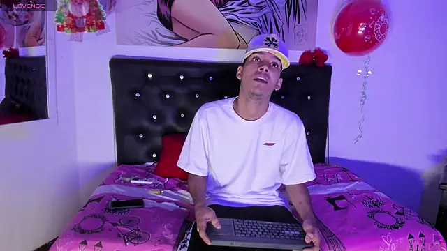 Snapshot of xxKamadevaxx chatting on 12/16/25, 12:53 xxKamadevaxx online show from 12/16/25, 12:53