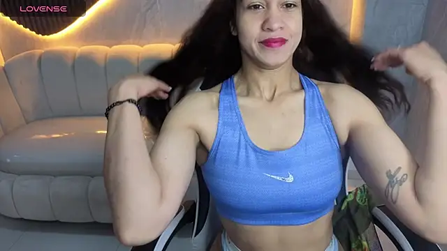 Snapshot of Maia_Tx chatting on 10/17/25, 01:02 Maia Tx online show from 10/17/25, 01:02