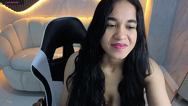 Snapshot of Maia_Tx chatting on 11/17/25, 01:04 Maia Tx online show from 11/17/25, 01:04