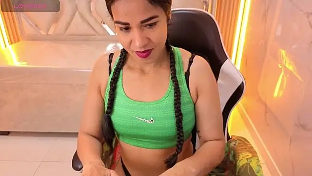 Snapshot of Maia_Tx chatting on 12/04/25, 01:10 Maia Tx online show from 12/04/25, 01:10