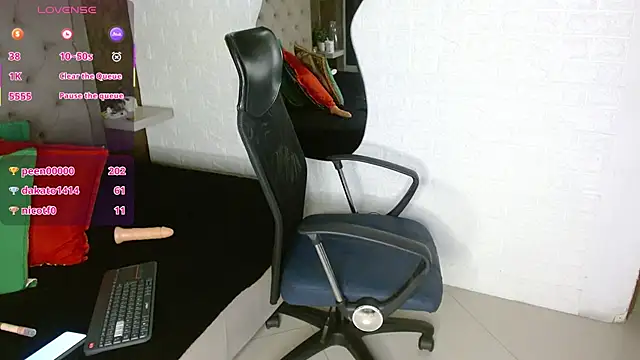 Snapshot of daphne_walton chatting on 11/28/25, 11:05 daphne walton online show from 11/28/25, 11:05