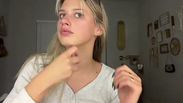 Snapshot of AnnGrayson chatting on 11/03/25, 02:17 AnnGrayson online show from 11/03/25, 02:17