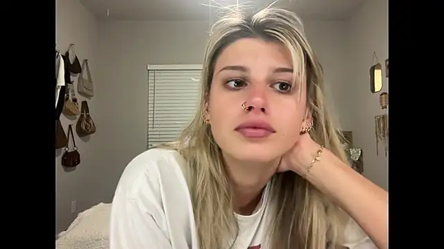 Snapshot of AnnGrayson chatting on 11/06/25, 02:48 AnnGrayson online show from 11/06/25, 02:48