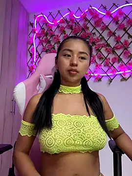 Snapshot of RaquelOficial chatting on 09/27/25, 04:57 RaquelOficial online show from 09/27/25, 04:57