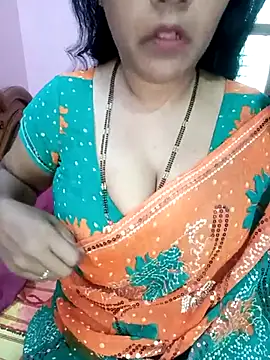 Snapshot of KannadaTamilTeluguBeauty chatting on 06/30/26, 04:12 KannadaTamilTeluguBeauty online show from 06/30/26, 04:12