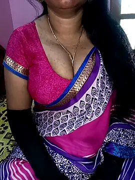 Snapshot of KannadaTamilTeluguBeauty chatting on 12/19/25, 04:27 KannadaTamilTeluguBeauty online show from 12/19/25, 04:27