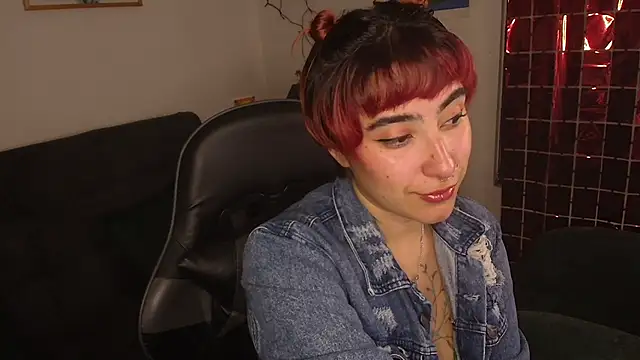 Snapshot of Miacatsito3 chatting on 02/13/26, 11:49 Miacatsito3 online show from 02/13/26, 11:49