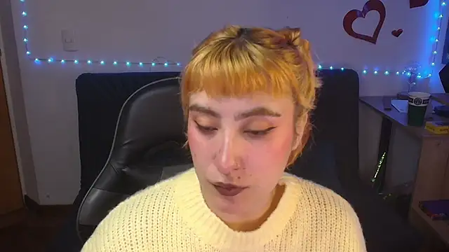 Snapshot of Miacatsito3 chatting on 06/24/26, 02:43 Miacatsito3 online show from 06/24/26, 02:43