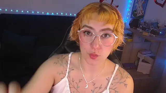 Snapshot of Miacatsito3 chatting on 06/13/26, 04:21 Miacatsito3 online show from 06/13/26, 04:21