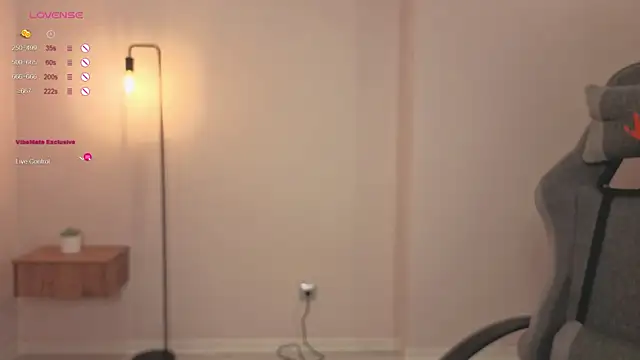 Snapshot of Frences_Eyes chatting on 10/29/25, 01:43 Frences Eyes online show from 10/29/25, 01:43