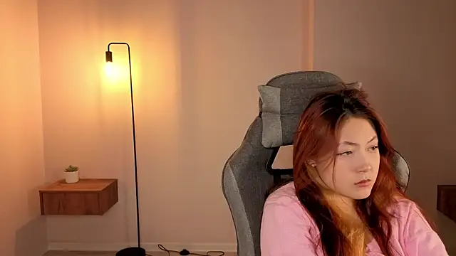 Snapshot of Frences_Eyes chatting on 12/17/25, 02:00 Frences Eyes online show from 12/17/25, 02:00