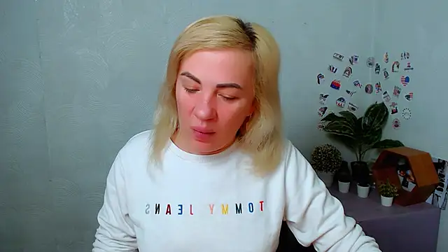 EmmaCat  online show from 12/16/25, 05:22