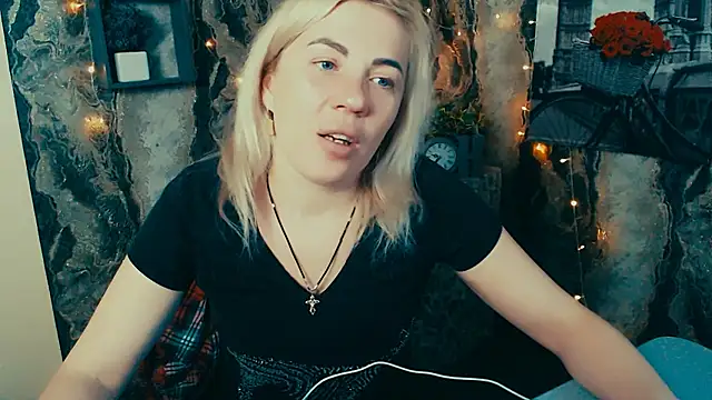 EmmaCat  online show from 12/17/25, 06:24