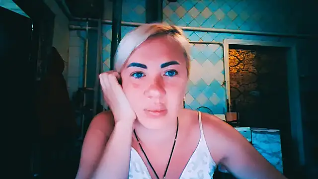 Snapshot of EmmaCat_ chatting on 06/17/26, 04:23 EmmaCat online show from 06/17/26, 04:23