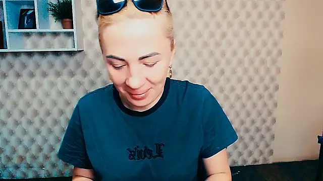 EmmaCat  online show from 10/04/25, 04:36