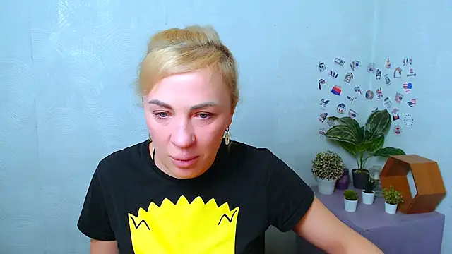 EmmaCat  online show from 12/03/25, 06:14