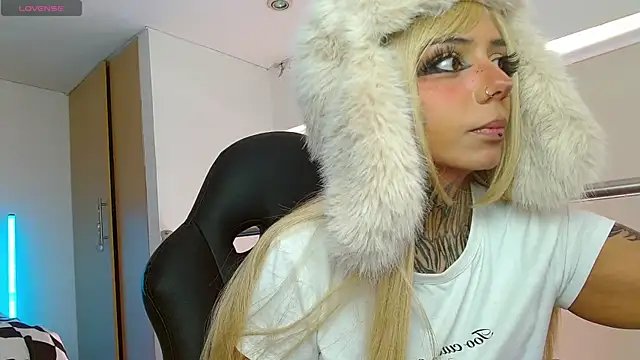 KoraRousee online show from 12/19/25, 02:52