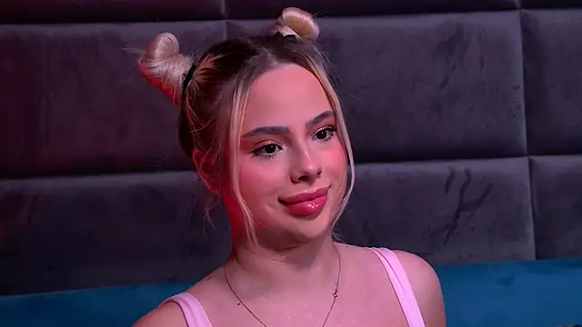 Snapshot of YssabelFox chatting on 12/04/25, 02:16 YssabelFox online show from 12/04/25, 02:16