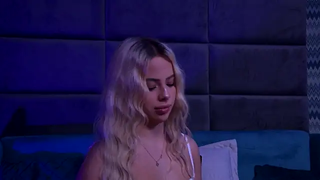 Snapshot of YssabelFox chatting on 11/07/25, 03:49 YssabelFox online show from 11/07/25, 03:49