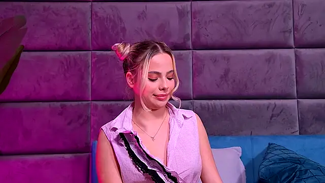 Snapshot of YssabelFox chatting on 12/13/25, 08:04 YssabelFox online show from 12/13/25, 08:04