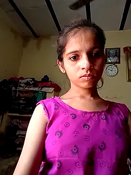 Snapshot of Saloni-Gupta chatting on 10/17/25, 04:38 Saloni-Gupta online show from 10/17/25, 04:38