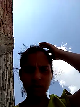 Snapshot of Saloni-Gupta chatting on 09/28/25, 08:10 Saloni-Gupta online show from 09/28/25, 08:10