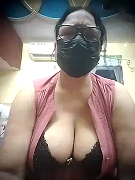 Snapshot of thehotlady chatting on 05/18/26, 04:29 thehotlady online show from 05/18/26, 04:29