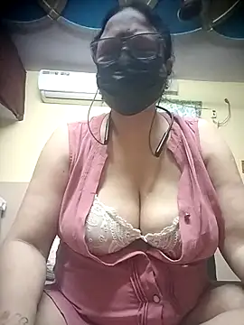 Snapshot of thehotlady chatting on 04/18/26, 04:15 thehotlady online show from 04/18/26, 04:15
