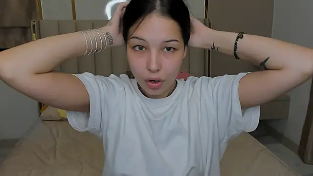 ElizabethParkk online show from 11/24/25, 12:21