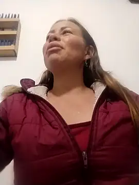 LaraCaliente online show from 10/28/25, 10:31