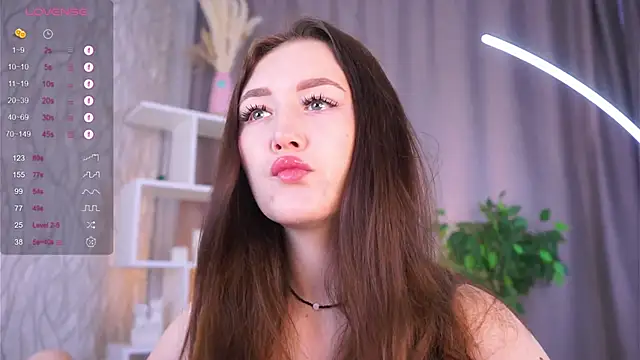 Snapshot of AlinaOrf chatting on 10/27/25, 05:08 AlinaOrf online show from 10/27/25, 05:08