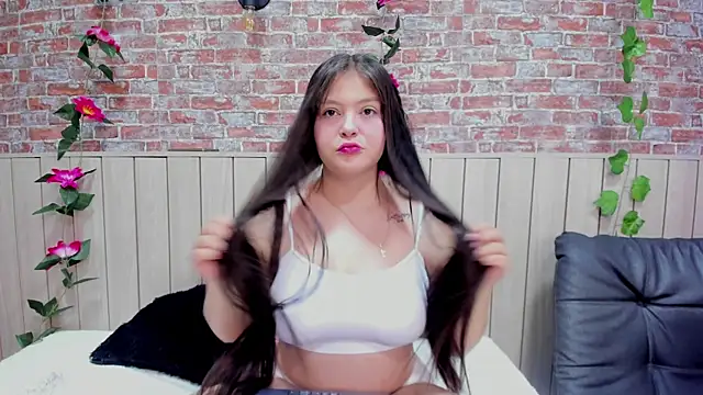 Snapshot of VivianSantana1 chatting on 12/18/25, 11:36 VivianSantana1 online show from 12/18/25, 11:36