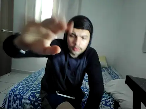 Snapshot of becmz chatting on 11/14/25, 11:03 becmz online show from 11/14/25, 11:03