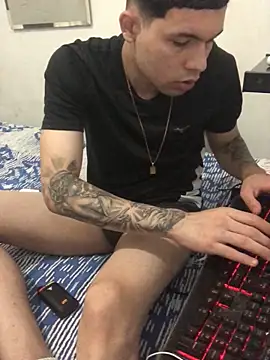 Snapshot of becmz chatting on 09/16/25, 04:57 becmz online show from 09/16/25, 04:57