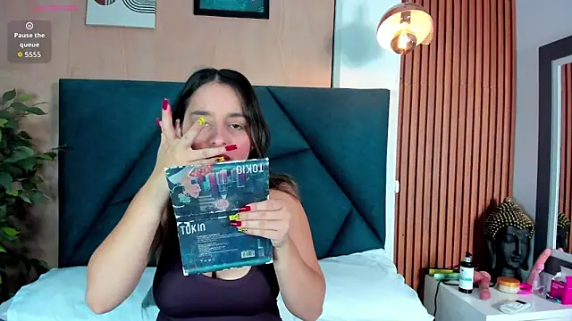 VictoriaHarriss online show from 12/17/25, 01:16