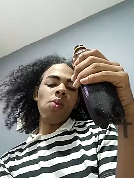 Snapshot of whitneytt chatting on 11/12/25, 08:18 whitneytt online show from 11/12/25, 08:18