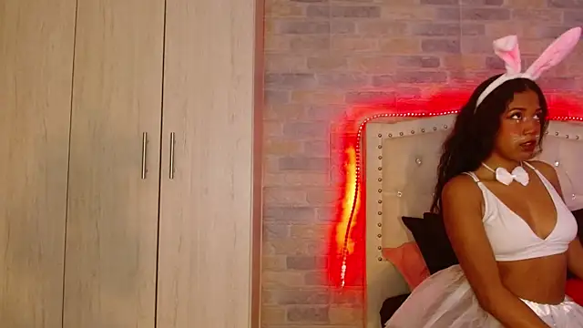 oliviarichard  online show from 10/17/25, 08:21